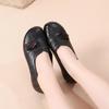 Fashion Spring Summer Shoes Women Flat Non-slip Casual Shoes Soft Ladies Loafers Black Red Plus Size 41 D386
