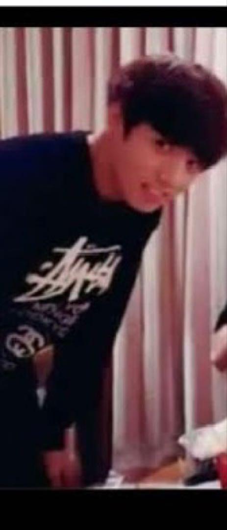 

[Б/У] Чонгук носит толстовку STUSSY World Tour черного цвета.