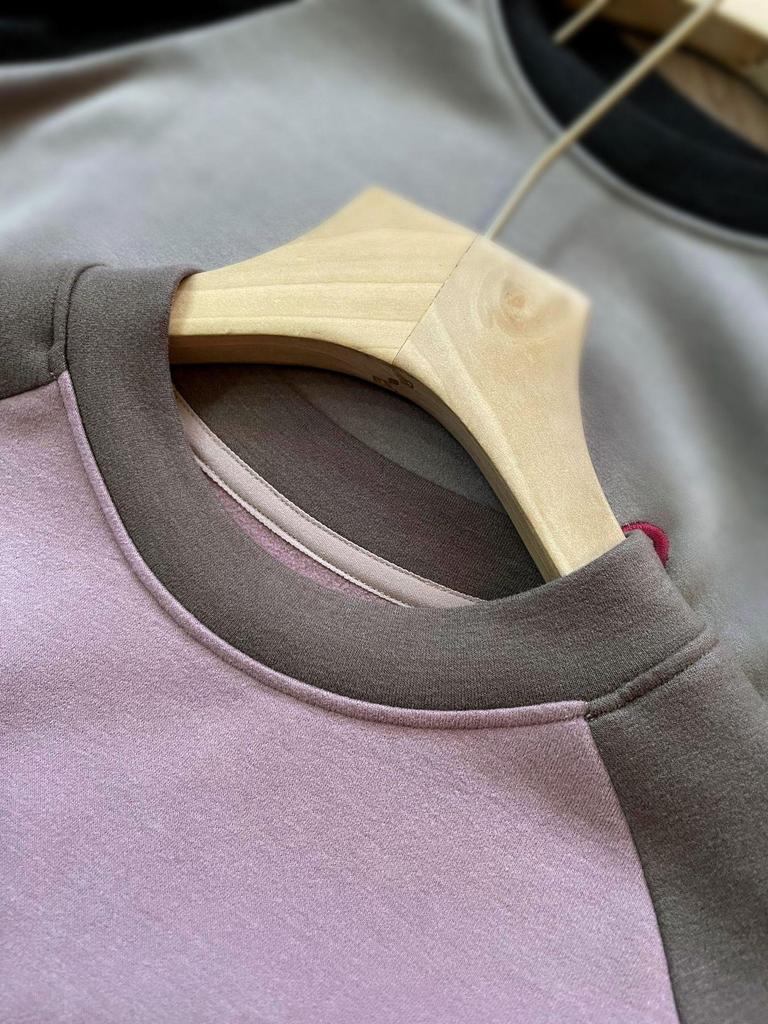 Color-Block Round Neck Long-Sleeved T-Shirt: Unique fabric, soft, durable, and comfortable!