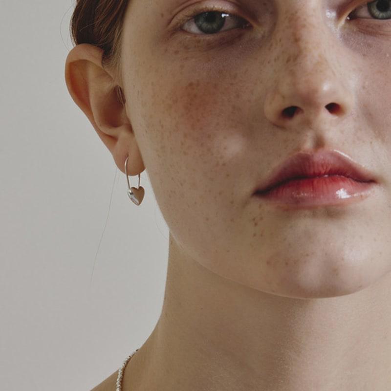 

eenie beenie silver heart hook earrings white