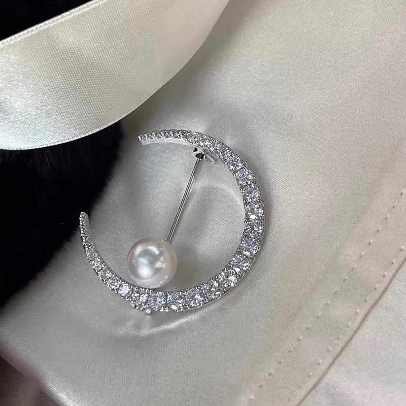 Retro Crescent Moon Pearl Brooch: Versatile DIY Corsage Pin