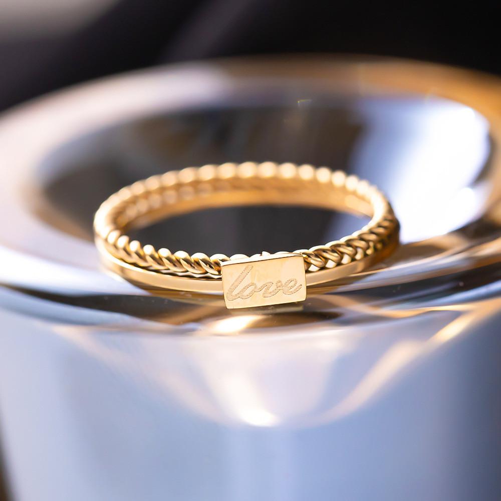 Minimalistischer Titanstahlring für Damen mit Vergoldung und geometrischem Design