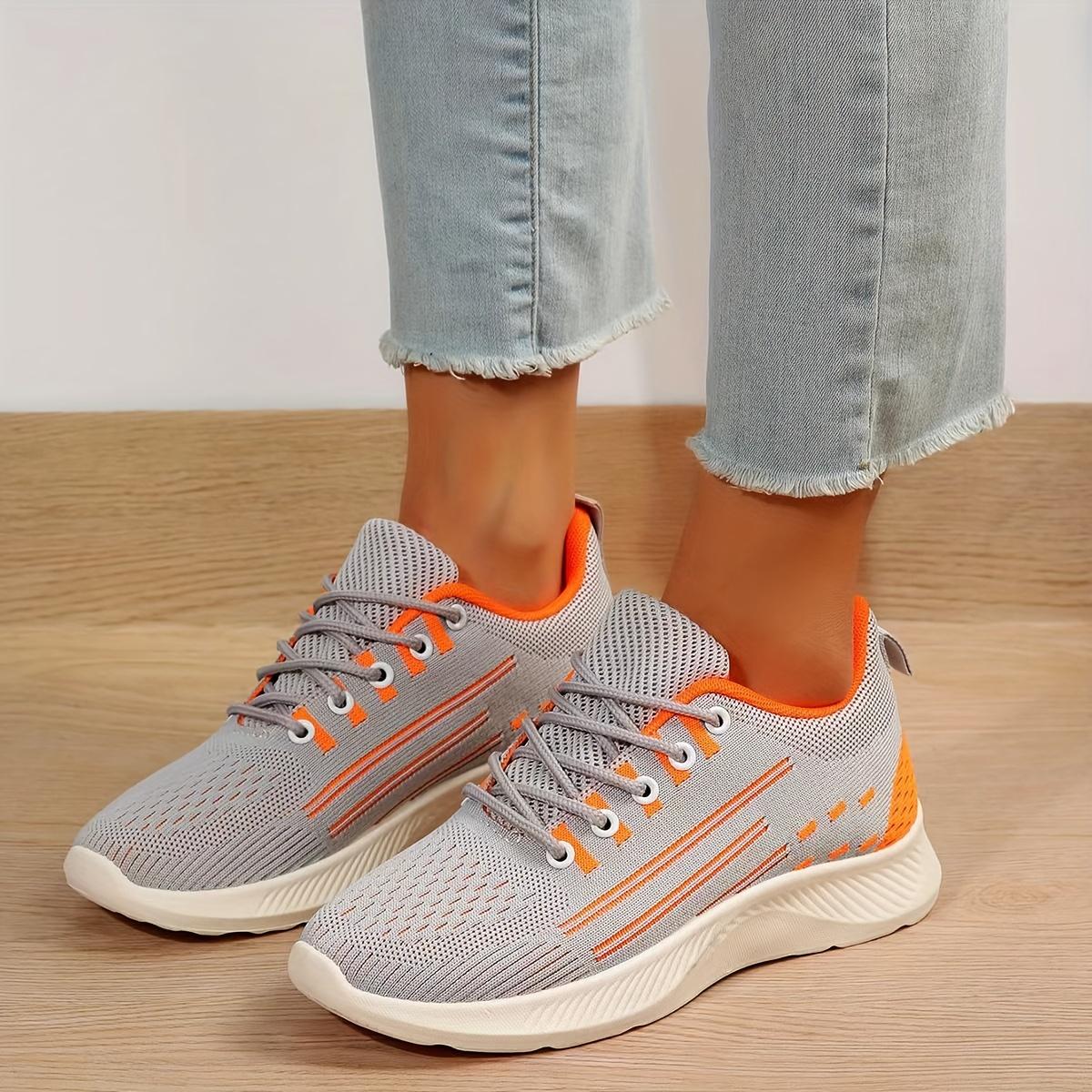 Женские кроссовки на низком каблуке со шнуровкой — фото 8