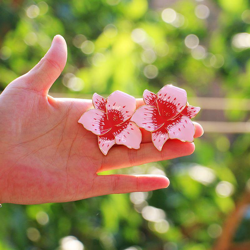 Винтажные средневековые металлические текстурные белые и зеленые эмалированные цветочные клипсы для ушей