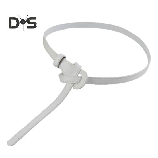 

Ремень из искусственной кожи с завязанным узором. Простой универсальный пояс из искусственной кожи. Модный аксессуар. белый