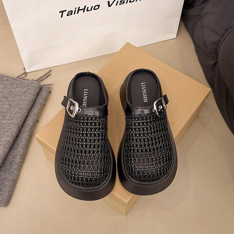 

Баотоу крутые тапочки женские 2025 новые плетеные баотоу полутапочки маффин толстая подошва один педаль полые тапочки 35 чёрный