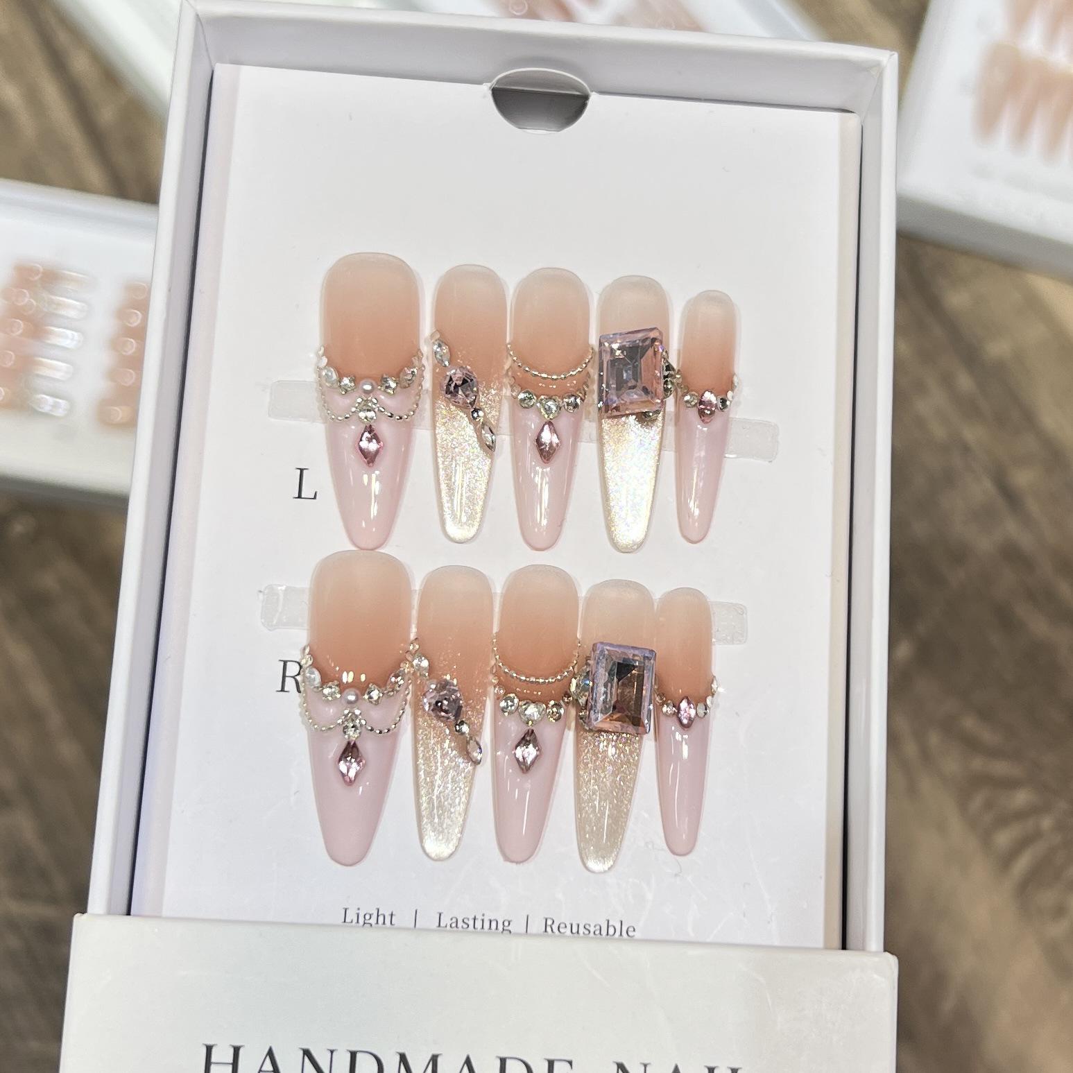 

Шторка из бусин Крем Пафф: Ручная работа. Обнаженный французский маникюр с розовыми наклейками для ногтей с крошкой бриллиантов в прозрачном квадратном дизайне. Extra Small XS