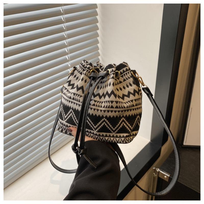 Autumn New Personality Casual Popular Shoulder Crossbody Drawstring Bucket Bag Female Retro