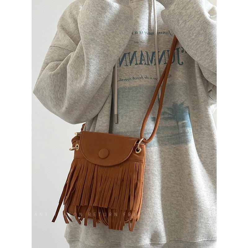 

Нишевая дизайнерская сумка-седло женская 2025 новая ручной работы из искусственной замши с бахромой сумка-мессенджер для поездок на работу сумка для мобильного телефона коричневый