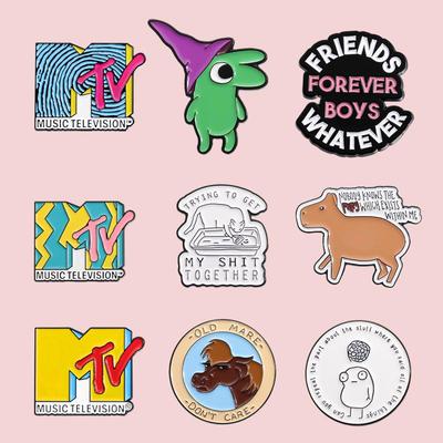 Niedliches tierförmiges Metallabzeichen-Set mit lustigen englischen Buchstaben