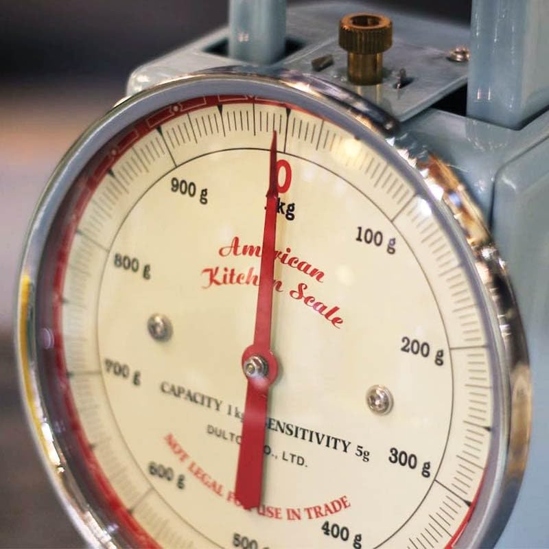 Dulton Kuchyňská váha ŠEDOZELENÁ Kuchařská váha Váha Retro Americká Výška 225mm Šířka 132mm AMERICKÁ KUCHYŇSKÁ VÁHA ŠEDOZELENÁ Podnos 175mm