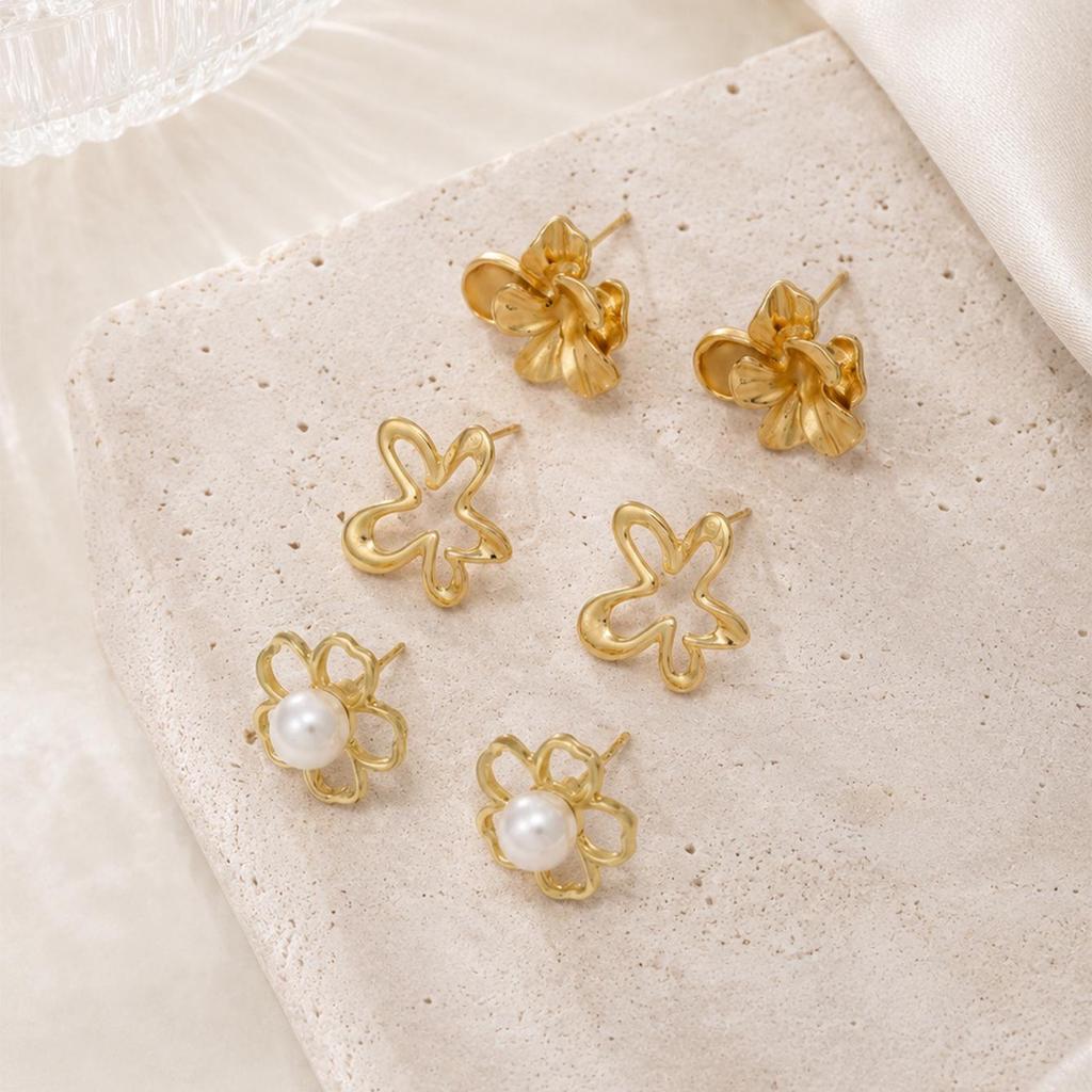 Elegant Gold Flower Stud Earrings - Retro Niche Design for a Luxurious Feel