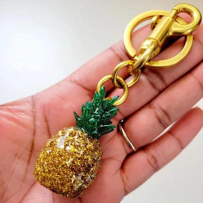 Roztomilý ovocný přívěsek na klíče Ananas Kreativní design Kovová ovocná dekorace na tašku Klíček od auta Ručně vyrobený přívěsek Dárek