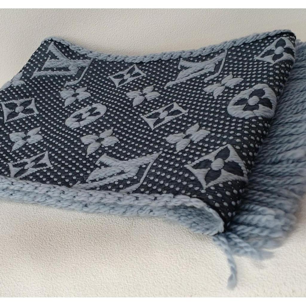 Used LOUIS VUITTON Light Blue Condition A Scarf