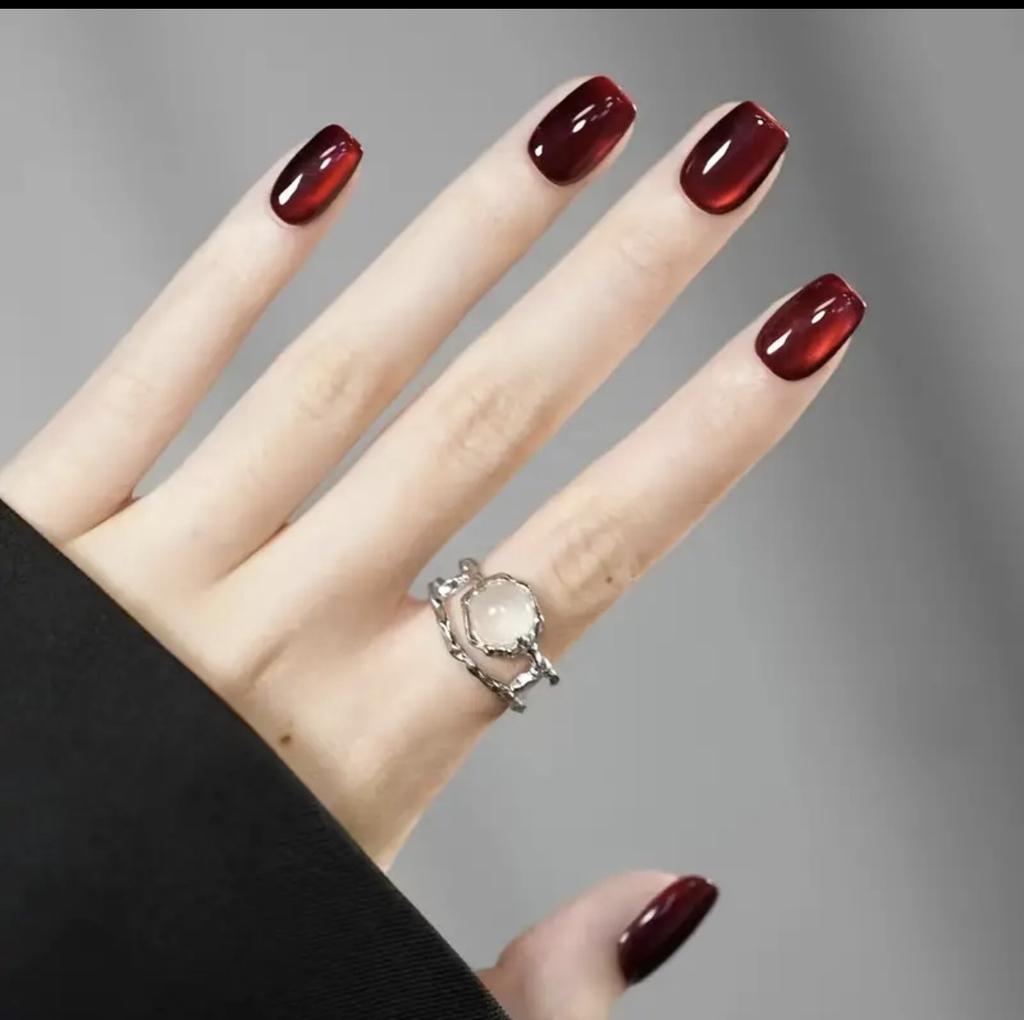 24 Stück Unifarbene Weinrot Design Falsche Nägel Kurze Quadratische Spitze Fake Nagelkunstspitzen Einfache Fertige Maniküre-Spitzen Press-On Nägel