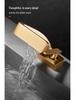 Rubinetto Ottone a Cascata Dorata – Lavabo Lusso a Foro Singolo