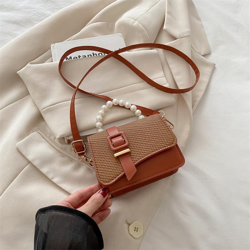 

Лето 2025 новый однотонный текстурный ПУ простой и блестящий модный жемчужный портативный цепочный кроссбоди женская маленькая квадратная сумка коричневый