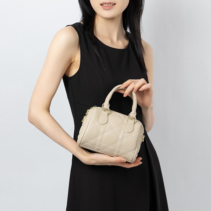 Η Τσάντα Boston από Γνήσιο Δέρμα Είναι μια Μοντέρνα και Ευέλικτη Τσάντα Ώμου για Γυναίκες