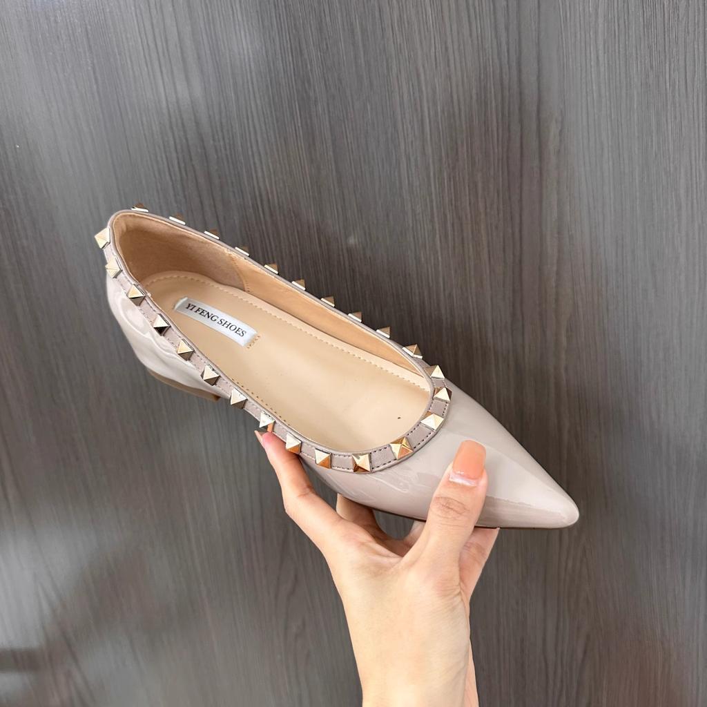 Innere Höhenerhöhung von 5 cm, Nieten, helle Öffnung, Nude-Farbe, spitzer Zehenbereich aus weichem Lackleder, französische Temperament-Einzelschuhe, vielseitige Damen-co