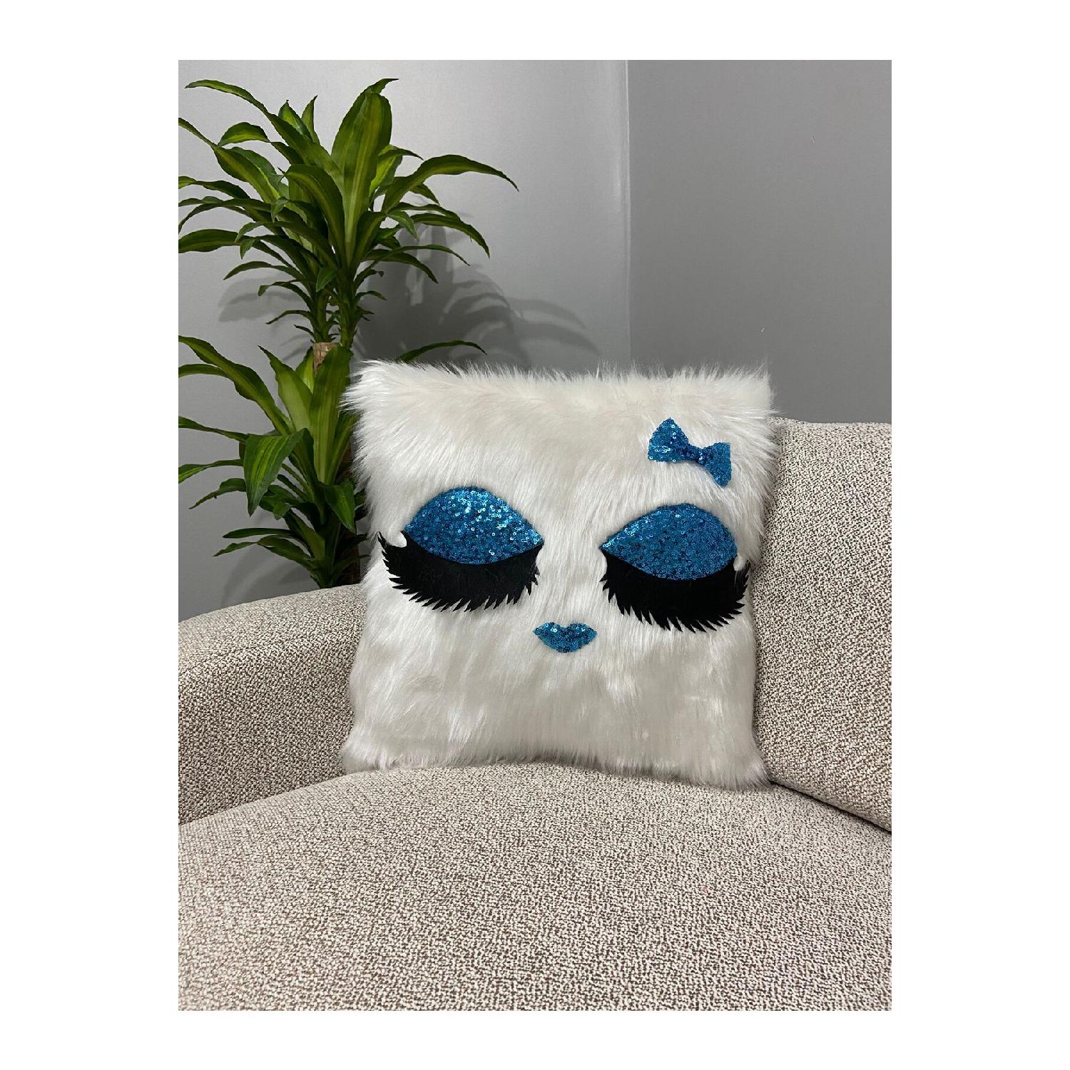 

Плюшевая бирюзовая подушка для ресниц