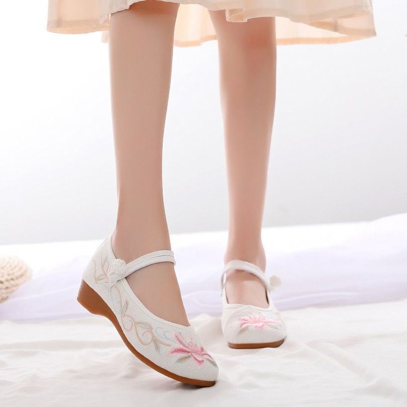 Women's Soft Soled Old Beijing Cloth Shoes Spring New Ethnic Style Embroidered Shoes Flat Dance Shoes Breathable Casual Shoes