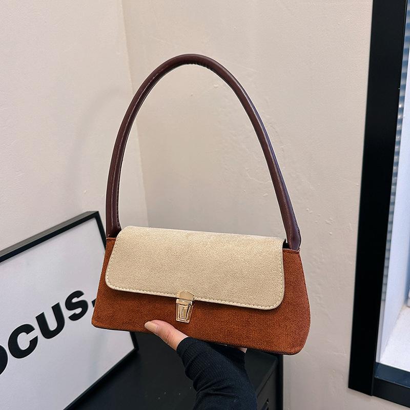 

Нішевий дизайн французький багет під пахвою 2024 зима нова сумка з клаптів контрастного кольору жіноча сумка на плече жіноча коричневий