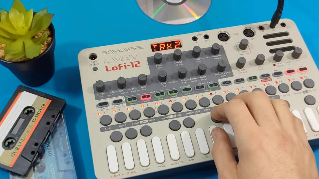 SONICWARE LIVEN Sampling Retro Sampler Sampler Step 10 11 Track Effects 9 Master Battery Speaker Lofi-12 [Lo-fi Groovebox] - 12-bit Mode, 4-Track