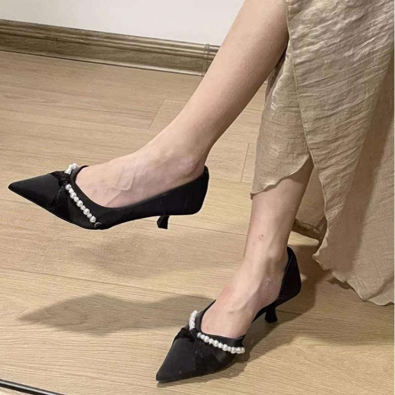 

Туфли на высоком каблуке женские летние 2025 новые феи стиль атласные боковые пустые универсальные тонкие каблуки заостренные перламутровые перекрученные одинарные туфли 40