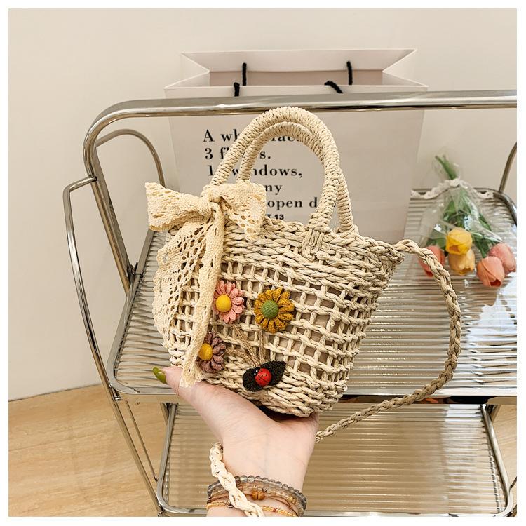 Summer straw-woven women s bags, fashionable and versatile hollow handbags, Mori girls  cute messenger bags are casual and versatile.
