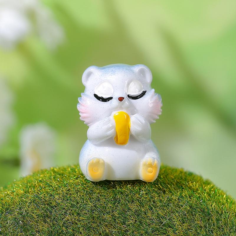 Cartoon Squirrel Resin Ornament: Cute Mini Animal Decoration for DIY Micro-Landscapes