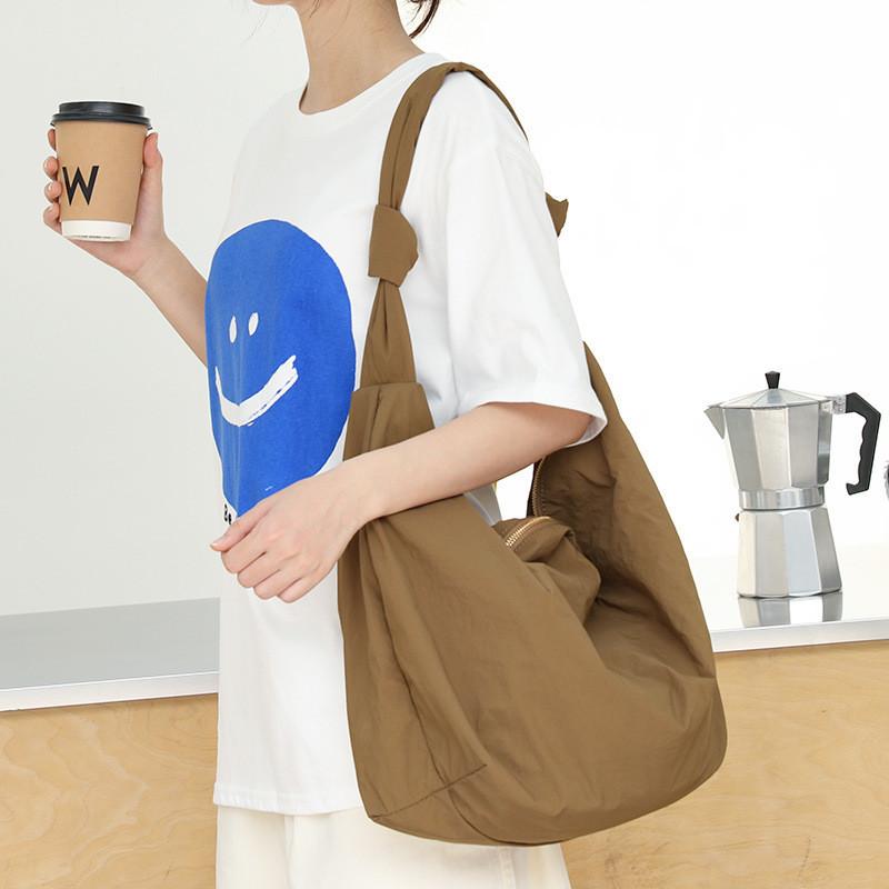 

IELGY Korean version of casual literary dumpling bag, nylon knotted shoulder Oxford cloth messenger bag армия зеленый