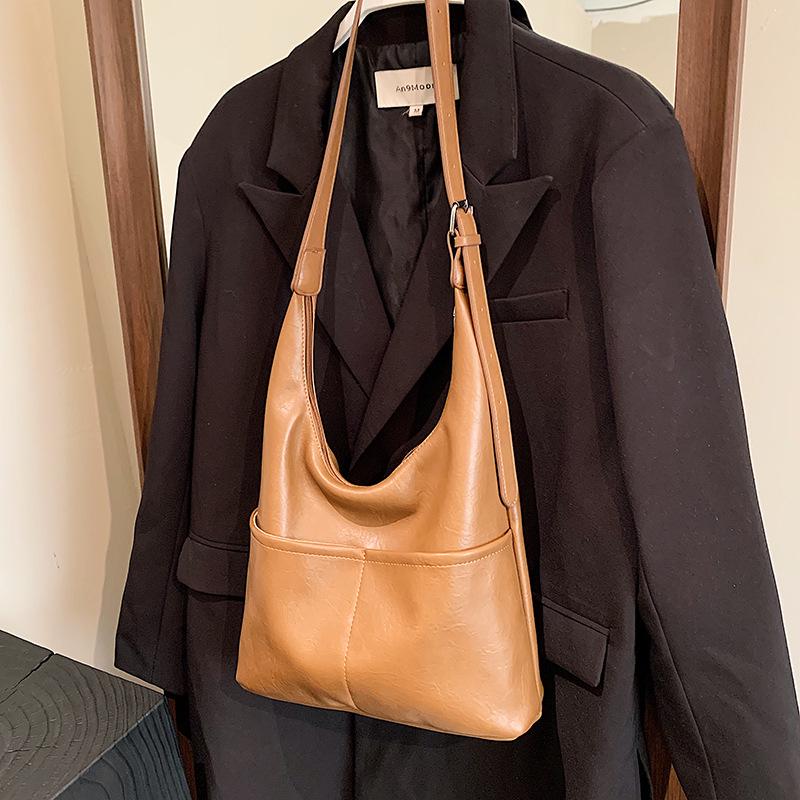 

Retro Preppy Soft Leather Tote - Versatile Korean-Inspired Shoulder Bag for Women, Large Capacity, Ideal for Casual Use and Mother-Daughter Outings.