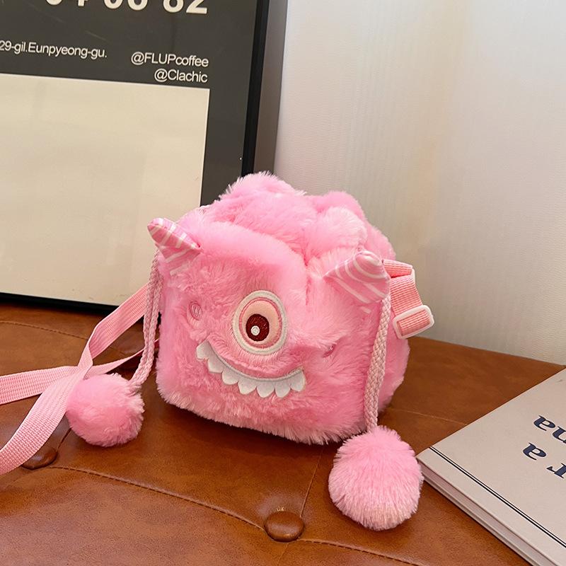 

Mengmeng little monster hairball string bucket bag new girl heart cute soft girl плюш jk oblique span bag woman one size fits all рожевий