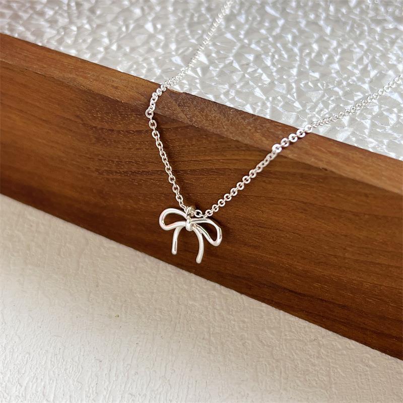 Elegant Bow Necklace: Delicate, Versatile Choker for Women