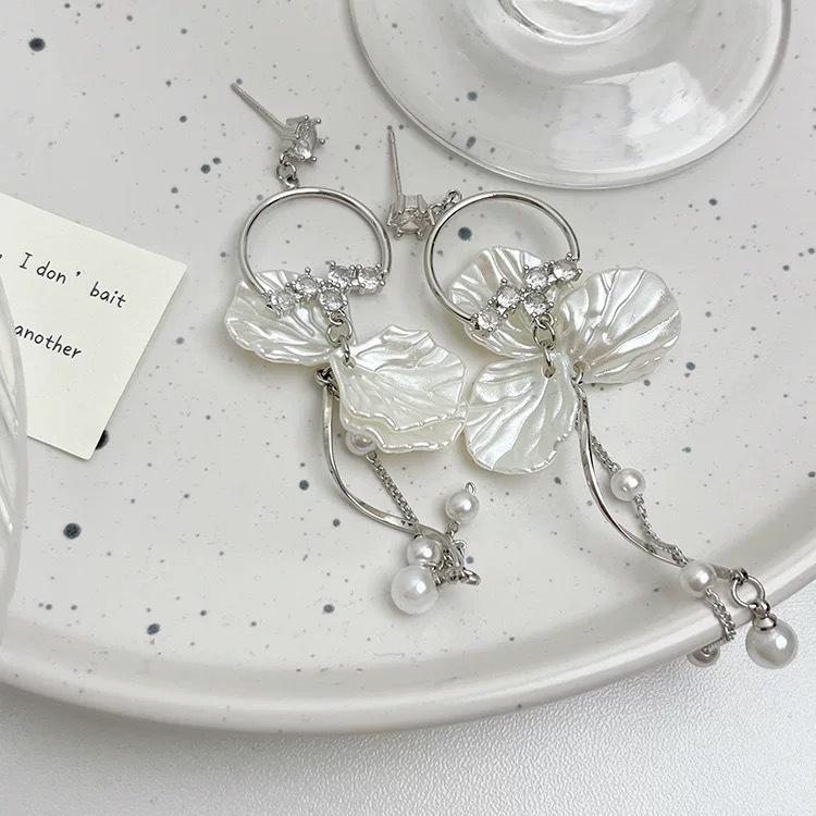 Очень длинные серьги-бахрома с жемчужными лепестками для женщин Минималистичные Роскошные Маленькая партия Элегантные висячие серьги