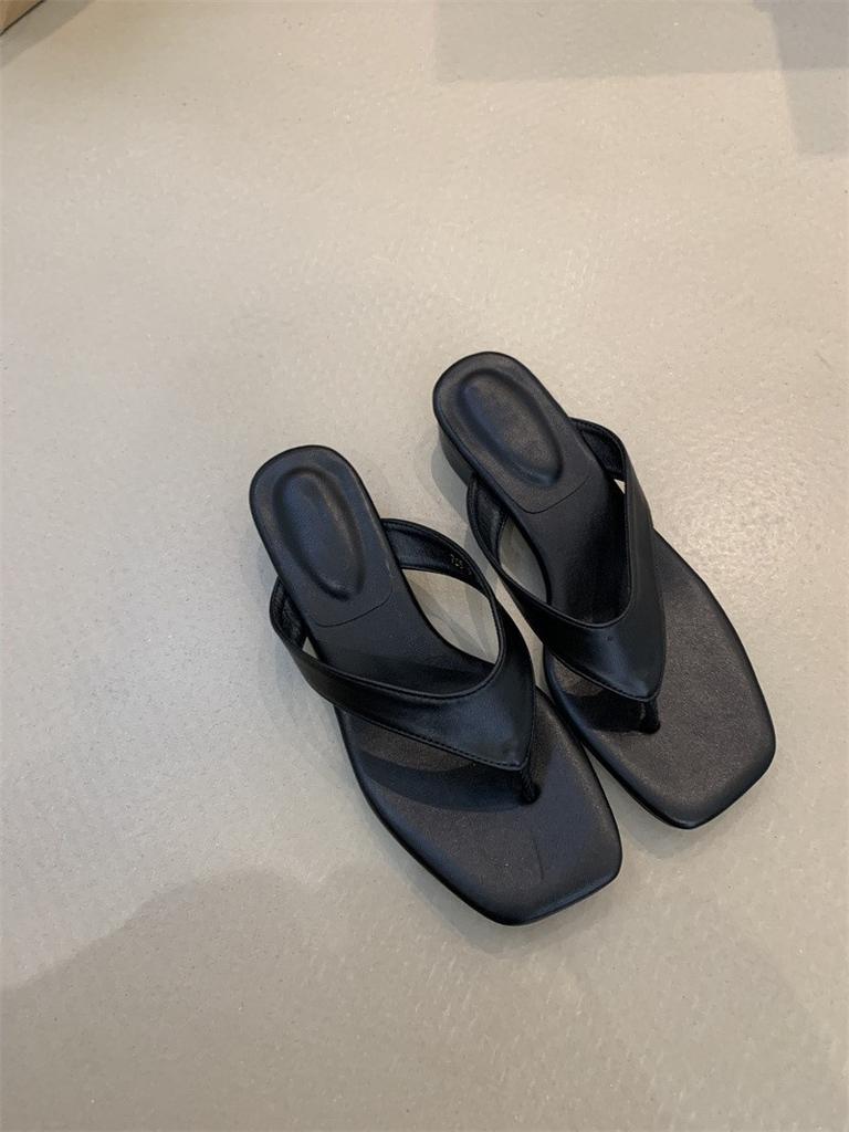 Simple pinch-on flip-flops for women, cold slippers with flat bottom and skirt, beach shoes