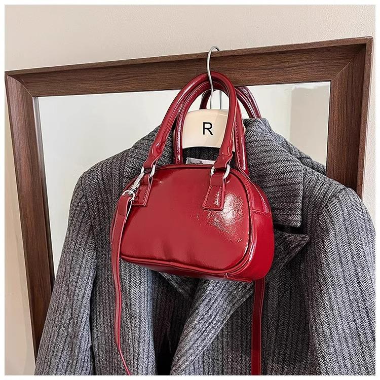 Women's Red New Year Textured Square Handbag: 2024 Autumn/Winter Fashion Messenger Bag