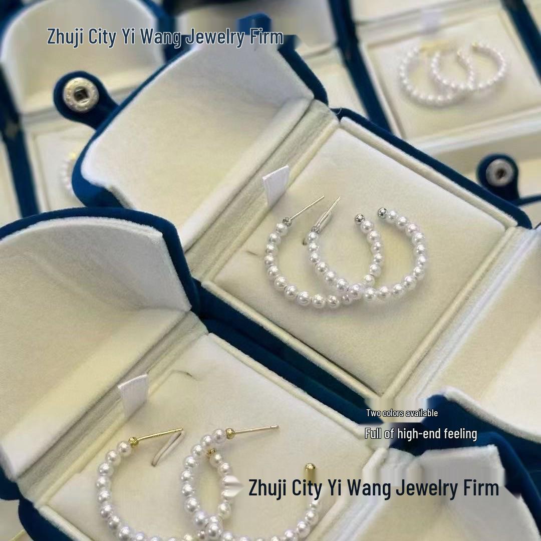 

Серьги-кольца с натуральным пресноводным жемчугом: Жемчуг 3-4 мм, почти круглый, с небольшими дефектами, для flattering вида. Gold Version