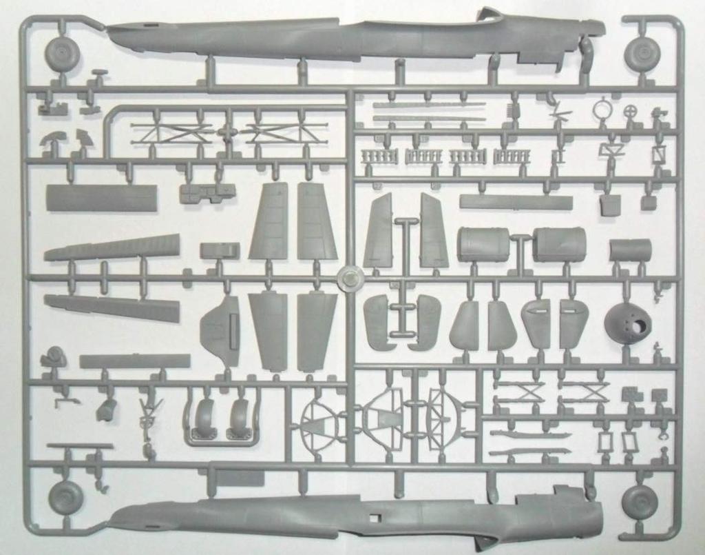 ICM 1/72 scale German Air Force Dornier Do215B-4 Twin-Engine Reconnaissance Plane Plastic Model Kit 72305