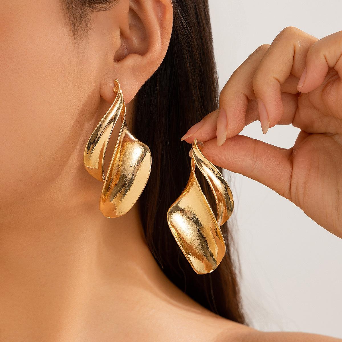 

Personalized Metal Geometric Texture Hollow Stud Earrings Women Irregular Twist Glossy Earrings Earrings