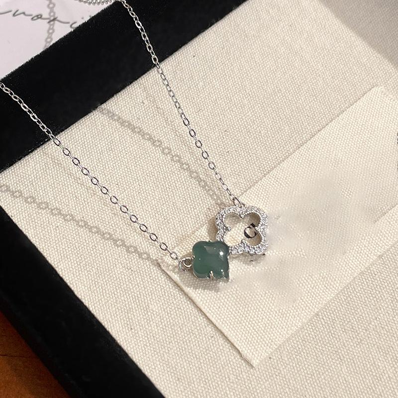 

Ожерелье из циркониевой смолы с полым цветком, изысканный темперамент, высококлассная ключичная цепочка, нишевая мода, ювелирные изделия класса люкс