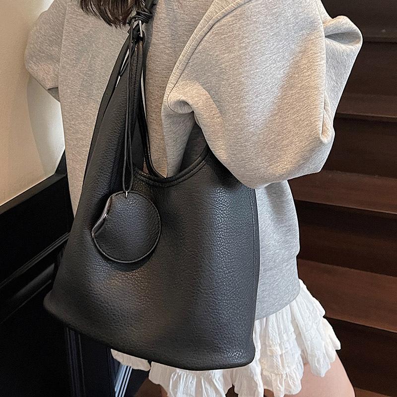 Korean Version of the New Personalized Armpit Bag High Value Women's Niche PU Simple Fashion Bucket Bag Women's Shoulder Bag