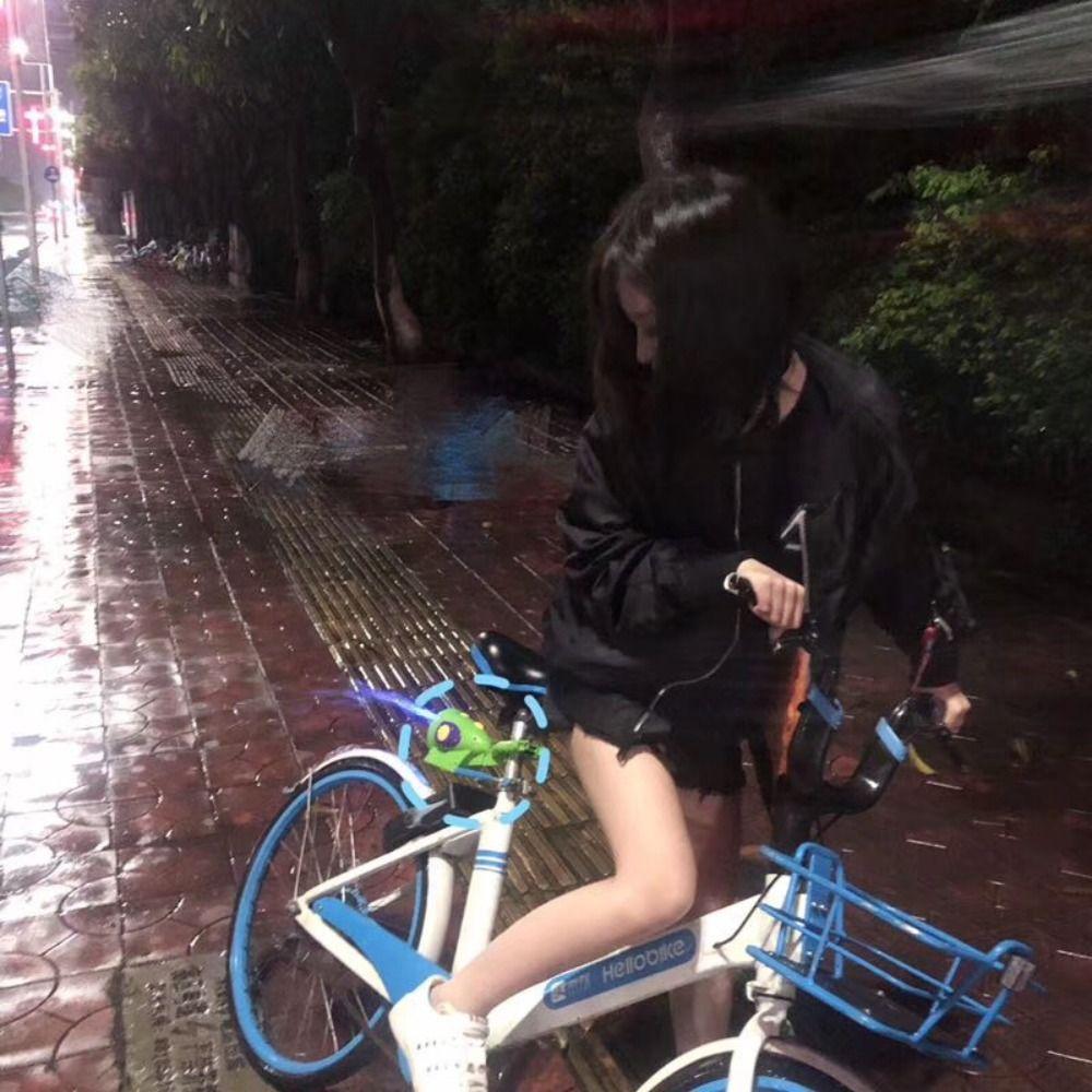 Multifunctional Automatic Bubble Maker with Clip Bicycle Seat Bubble Blower Toddlers