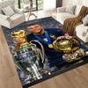 Kwadratowe dywany Mbappe Trophy to świetny wybór do salonów, sypialni, dekoracji domu oraz jako prezenty.