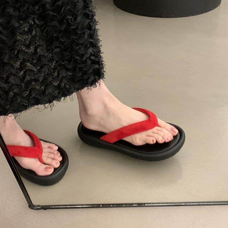 Thick-soled flip-flops women's summer outer wear 2025 new fashion high-end non-slip seaside beach cool slippers