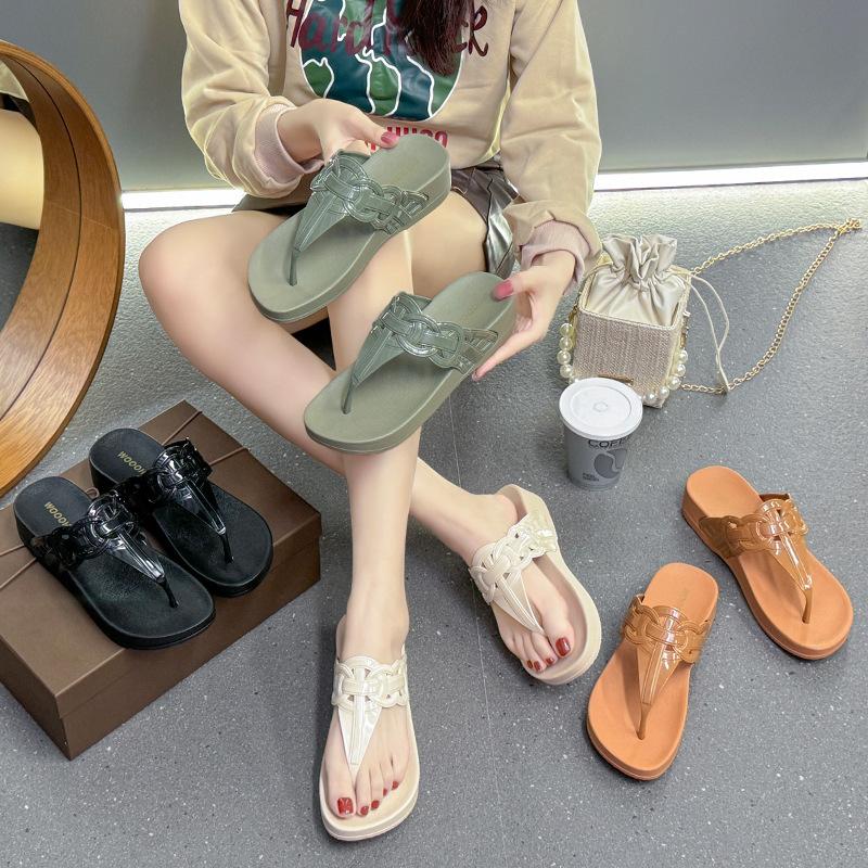 2025 summer new flip-flops women's outerwear slippers seaside beach fashion thick-bottomed home slippers women