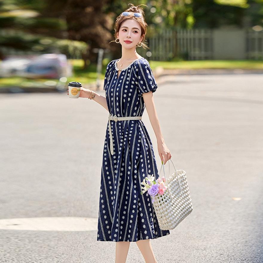 The new summer dress is super beautiful, unique and beautiful, and the temperament is waist-closed embroidered skirt.