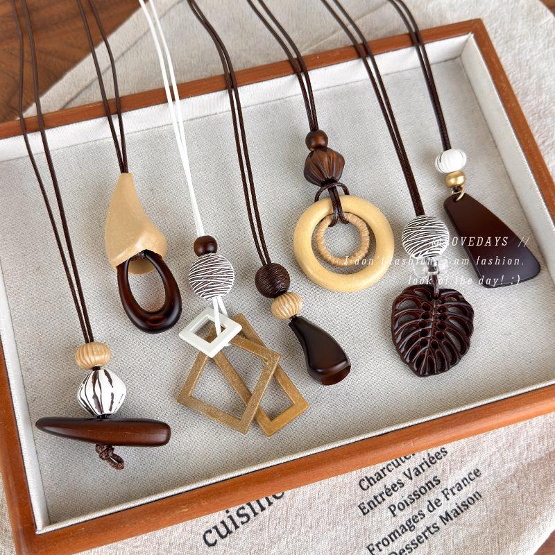 Chinese Vintage Charm: Brown Wooden Pendant Necklace for Women – High-End, Niche Clavicle Chain, Long Summer Style
