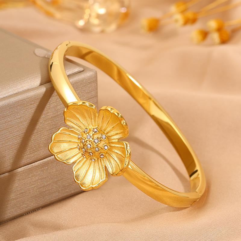 Fashionable Flower Color French Five-leaf Flower Bracelet for Women 17CM