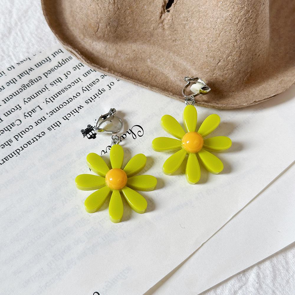 Korean Xiaoxiang Love Heart Earrings: High-End Summer Sweet Design with Niche Oil Drop Accents